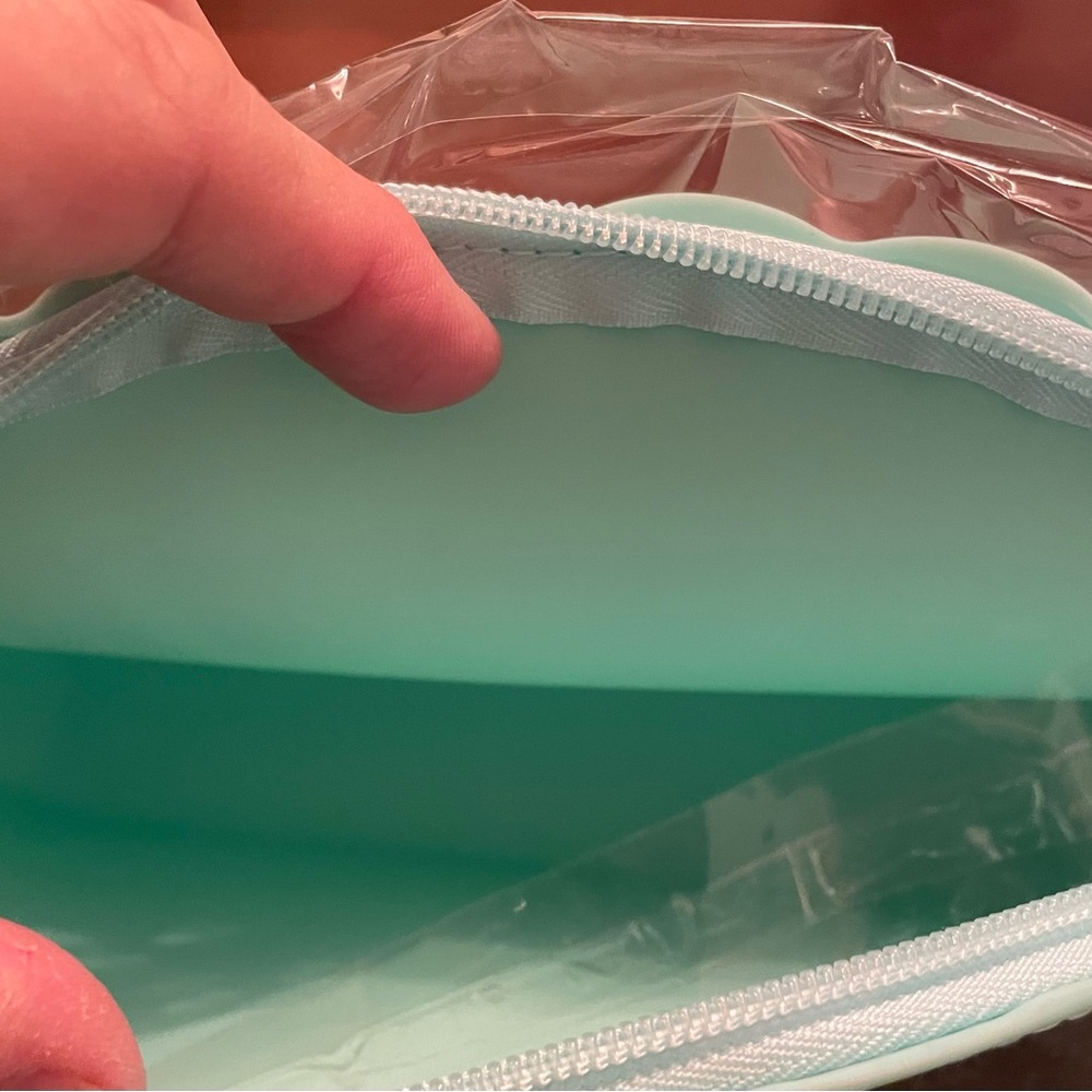 Darphin Paris Mint Green Silicone Pouch NIB - Picture 3 of 7